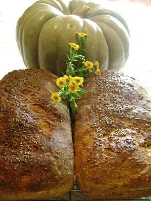 Fresh Pumpkin Raisin Yeast Bread made with a Jarrahdale Pumpkin complete with sunflower seeds and flax =D Jarrahdale Pumpkin, Persimmon Bread, Raisin Recipes, Spiced Drinks, Leftover Ham, Farm Fresh Eggs, Yeast Bread, Ginger Recipes, Vegan Kitchen