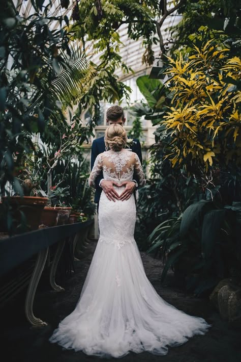 Greenhouse Wedding Photos, Wedding Wows, Wedding Portrait Poses, Tiny Wedding, Wedding First Look, Botanical Gardens Wedding, Greenhouse Wedding, Future Wedding Plans, Gothenburg