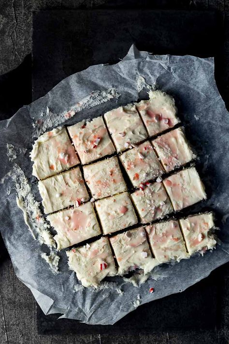 Christmas Mints Recipe, No Bake Peppermint Cheesecake, Peppermint Cheesecake Bars, Creamy Cheesecake Recipe, Easiest Desserts, Favorite Holiday Desserts, Peppermint Cheesecake, Holiday Baking Recipes, Tasty Desserts