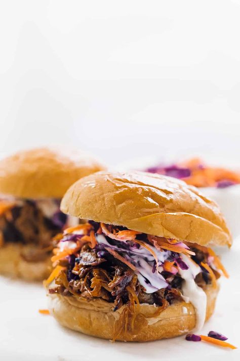 Vegan Pulled Mushroom Sandwiches Meals On The Grill, Mushroom Sandwiches, Vegan Pulled Pork Sandwich, Veggie Sandwich Recipes, Lunch Sandwich Recipes, Avocado Chickpea, Jessica In The Kitchen, Vegan Bbq Recipes, Vegan Pulled Pork