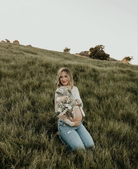 Maternity photoshoot with lace top, denim jeans and flower bouquet Flower Top Maternity Shoot, Flower Top Photoshoot, Fern Photography, Top Photoshoot, Pregnancy Jeans, Photoshoot Maternity, Maternity Outfit, Flower Top, Maternity Photoshoot