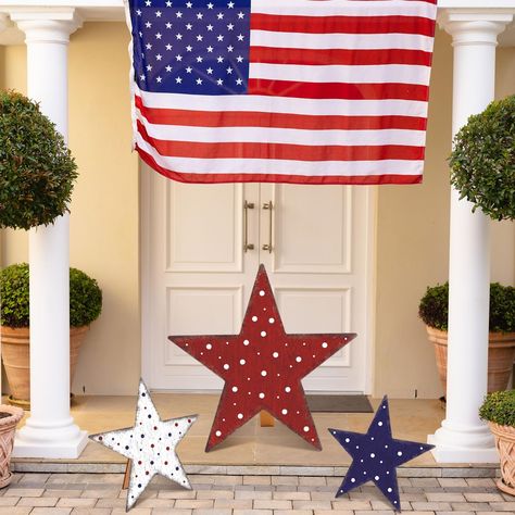 Stunning 4th of July Decor Ideas to Wow Your Guests! 4th Of July Porch Sign, Veterans Day Decorations, Star Centerpieces, Independence Day Theme, Independence Day Decoration, Star Decor, Farmhouse Garden, 4th Of July Decorations, Wooden Stars