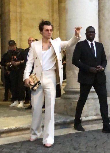 ♥️🌹 Harry Styles White Suit, Gucci Cruise, Suit Ideas, Scruffy Men, Crazy Rich, White Suit, Wedding Suit, Harry Edward Styles, Edward Styles