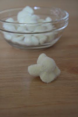 Felt Popcorn, Play Food Diy, Play Kitchen Food, Sew Felt, Diy Popcorn, Food Tutorials, Felt Food Diy, Felt Food Patterns, Food Stand