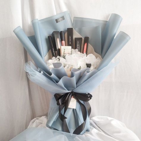 Bouquet make-up How To Wrap Makeup As A Gift, Make Up Bouquet Gift, Makeup Basket Gift Ideas, Buket Makeup, Makeup Box Gift, Makeup Bouquet Gift, Box Ideas Gift, Makeup Gifts Basket, Makeup Bouquet