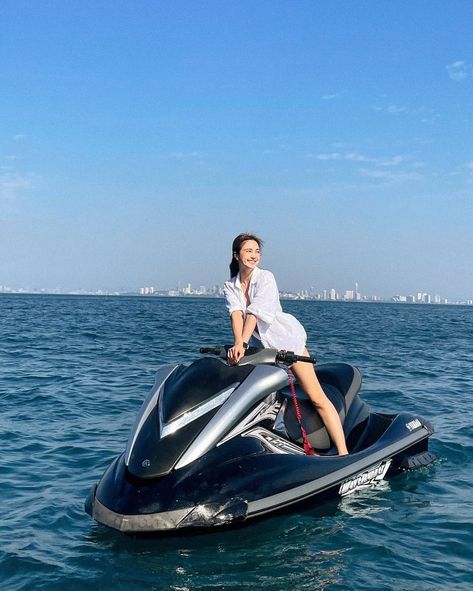 Sibling Pictures, Travel Pictures Poses, Rich Girl Lifestyle, Jetski, Luxury Lifestyle Dreams, Future Lifestyle, Instagram Pose, Foto Ideas Instagram, Jet Ski