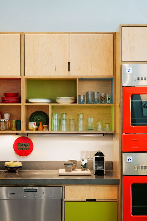 Galley Kitchen Open Shelving, Chef Kitchen Ideas, Colorful Kitchens, Kitchen Open Shelves, Plywood Kitchen, Open Kitchen Shelves, Chef Kitchen, Open Plan Living Room, Mid Century Modern Kitchen