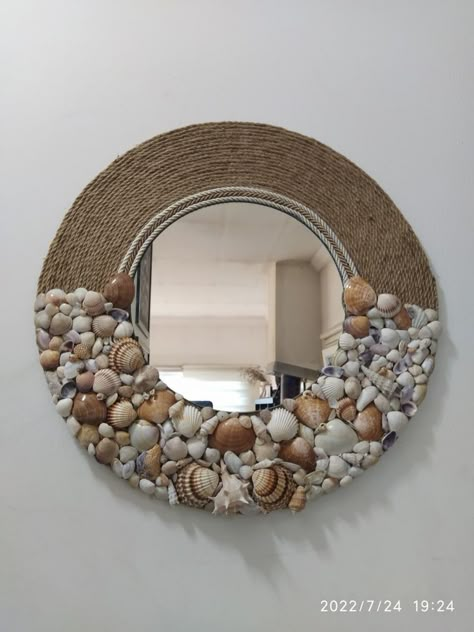 Mirror Decoration With Sea Shells, Home Decor With Sea Shells, Mirror Recycling Ideas, Room Decor With Shells, Wall Cardboard Decor, Mirror Work On Cardboard, Diy With Sea Shells, Shell Mirror Ideas, Decorate Mirror Frame Diy Ideas