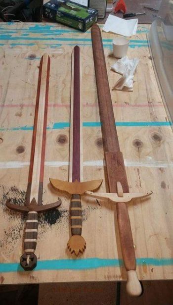 Wooden Swords, Wooden Playset, Diy Holz, Wood Carving Art, Kids Wood, Small Wood Projects, Woodworking Projects Diy, Wood Toys, Diy Wood Projects