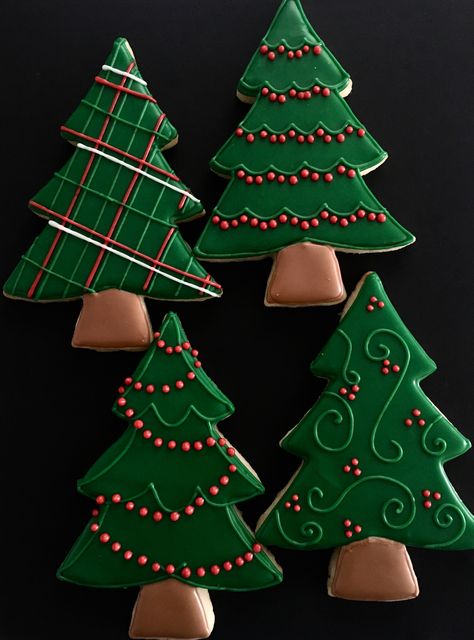 Sugar Cookie Christmas Tree Decorated, Christmas Tree Cookie Decorating Ideas, Cookie Ornaments Decorated, Royal Icing Christmas Trees, Christmas Tree Cookies Decorated Simple, Royal Icing Christmas Tree Cookies, Simple Christmas Sugar Cookies, Winter Decorated Sugar Cookies, Sugar Cookies Christmas Decorated