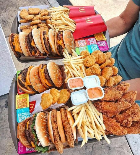 Mcdonalds Hamburger, Healthy Hamburger, Sleepover Food, Junk Food Snacks, God Mat, Food Goals, Unhealthy Food, Food Platters, Food Obsession