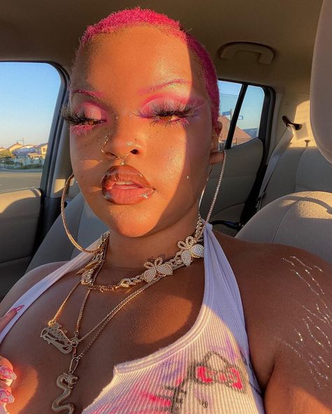 Pink Eyebrows And Hair, Pink Eyebrows Black Women, Pink Eyeliner Looks Black Women, Dyed Eyebrows Black Women, 2023 Asian Hair, Dyed Eyebrows Colors, Fox Hair Color Ideas, Half Hair Color Ideas, Pink Buzzcut