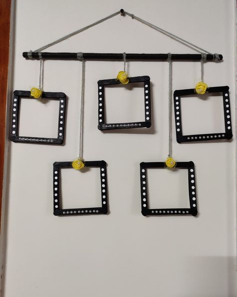 Stick Photos On Wall Ideas, Popsicle Stick Frame Ornament, Hanging Photo Frame Ideas Handmade, Art With Popsicle Sticks, Stick Room Decor, Ice Cream Stick Craft, Kites Craft, Wall Hanging Photo Frames, Diy Popsicle Stick Crafts