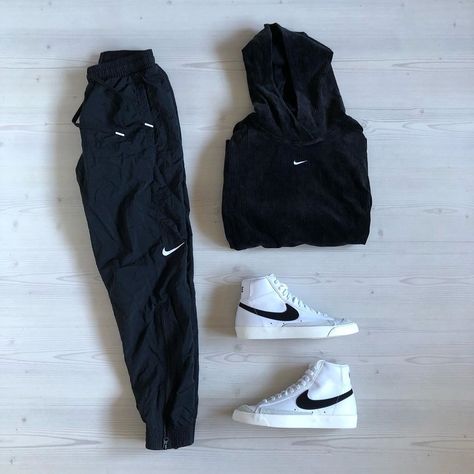 Jordan Clothes, Outfit Trousers, Outfit Jordan, Nike Clothes Mens, Outfits For Boys, Simple Casual Outfits, Nike Clothing, Hype Clothing, Dope Outfits For Guys