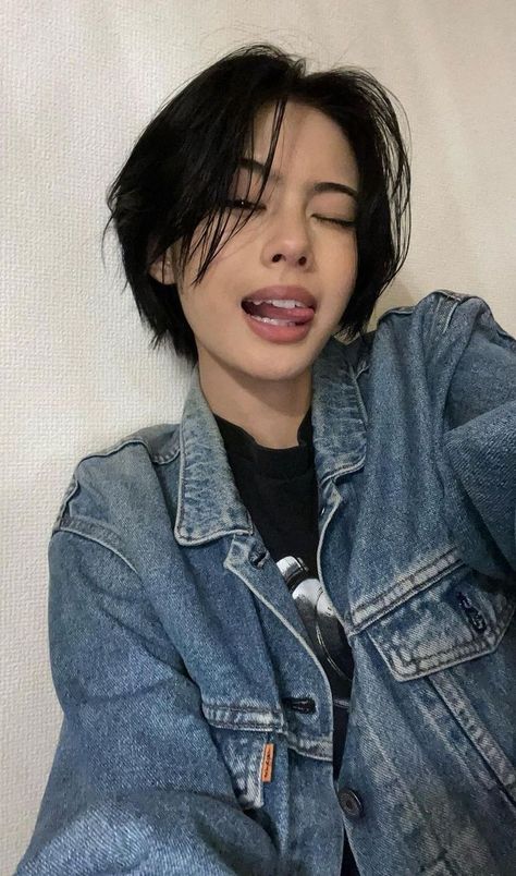 Short Hairstyle Tomboy, Short Haircut Asian, Short Girl Haircut, Short Bob Layered Haircuts, Shaggy Pixie Cuts Round Face, Korean Pixie Haircut, Boyish Haircut For Women, Korean Pixie Cut, Haircut Tomboy