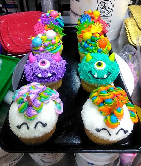 Crazy Cupcakes Designs, Jumbo Cupcake Ideas, Jumbo Cupcake, Character Cupcakes, Halloween Cake Decorating, Cupcake Decorating Tips, Fancy Cupcakes, Gourmet Cakes, Cupcake Cake Designs