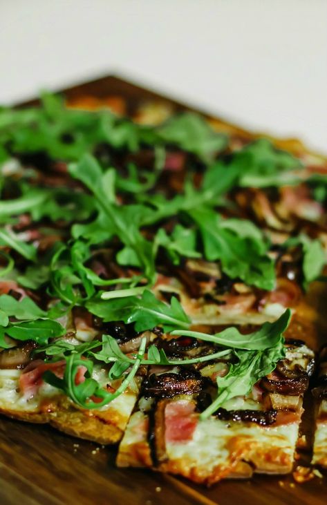 This Honey Drizzled Ham & Arugula Flatbread Pizza was inspired by our vacation at The Homestead Resort in Virginia. The mix of sweet and salty flavors are amazing and you must give it a try! Get the recipe here. Flatbread Pizza Recipes Healthy, Party Appies, Arugula Flatbread Pizza, Healthy Flatbread Pizza, Arugula Flatbread, Flatbread Pizza Crust, Apartment Cooking, Easy Dinner Party Recipes, Honey Pizza