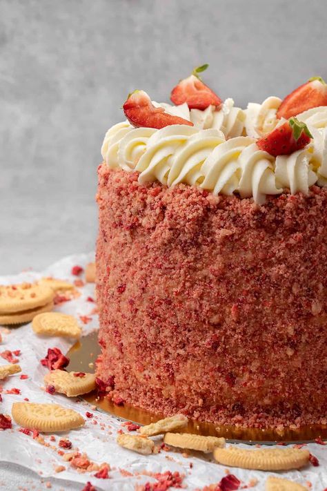 Strawberry crunch cake decorated with fresh strawberries. Strawberry Crunch Recipe, Strawberry Shortcake Crumble, Shortcake Crumble, Strawberry Shortcake Ice Cream Bars, Cake For Summer, Strawberry Crunch Cake, Easy Strawberry Shortcake, Strawberry Shortcake Ice Cream, Strawberry Crunch