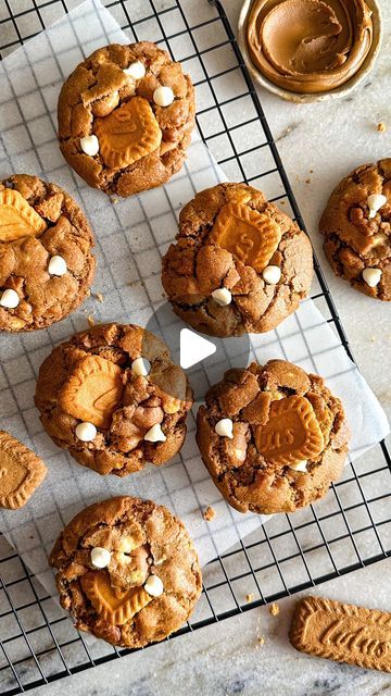 88K views · 10K likes | Arushi Hasija | Mills & Buns on Instagram: "🍪 BISCOFF WHITE CHOCOLATE COOKIES 🍪

This has to be my most favourite cookie recipe I’ve ever made 😍😍

I’m obsessed with all things #biscoff and these cookies are TOO good! I also put frozen dollops of biscoff spread to each of the cookies to get that melty pool of biscoff 🤤 

If you also love biscoff as much as I do, you should make this recipe NOW ♥️

Ingredients-
100g melted butter
150g brown sugar
50g caster sugar
1 egg/flax egg (1 tbsp flaxmeal + 3 tbsp water) 
1 teaspoon vanilla extract 
210g flour
1/2 teaspoon baking powder 
1/2 teaspoon baking soda
1/2 cup white chocolate chips/chunks
1/4 cup crushed biscoff biscuits
Dollops of frozen biscoff spread, for the centre

Procedure-
1. Whisk together the melted butt Biscoff Biscuit Recipes, Choco Chip Cookies, Biscoff Biscuits, Biscoff Spread, Biscoff Cookies, White Chocolate Cookies, Favorite Cookie Recipe, Flax Egg, Choco Chips