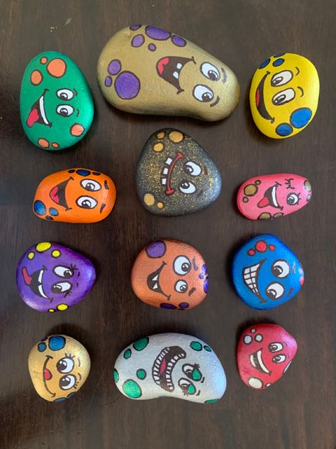 Funny Faces Painted On Rocks, Funny Face Painted Rocks, Rock Painting Faces, Emoji Rocks, Funny Face Drawings, Monster Rocks, Garden Rock Art, Drawing Cartoon Faces, Mandala Rock Art