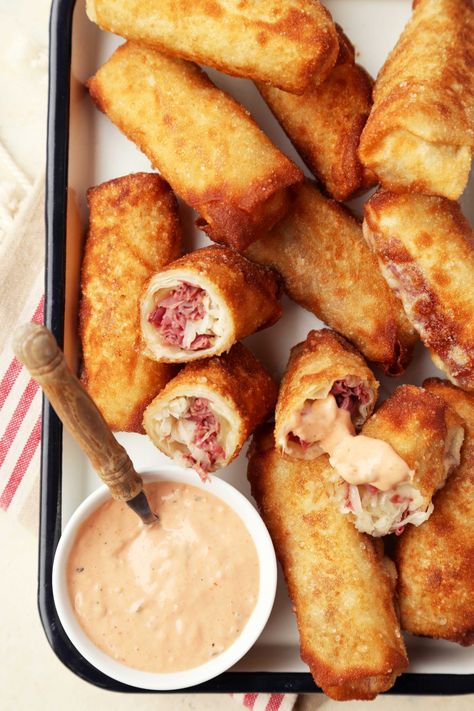 Reuben Sandwich Egg Rolls - The Candid Appetite Homemade Thousand Island, Reuben Recipe, Sandwich Egg, Homemade Thousand Island Dressing, Reuben Sandwich Recipe, Roast Beef Sandwich, Sandwich Bar, Thousand Island, Fingerfood Party