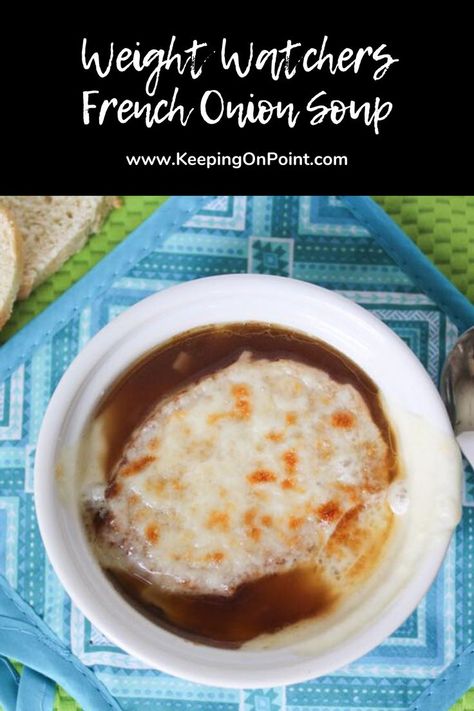 Weight Watchers French Onion Soup - this is a quick and easy soup recipe! Weight Watcher French Onion Soup, Low Calorie French Onion Soup, Ww Low Point Soup Recipes, Low Calorie Onion Soup, Ww French Onion Soup, Low Sodium French Onion Soup, What To Serve With French Onion Soup, Healthy French Onion Soup, Easy Onion Soup Recipe