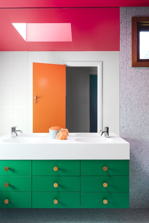 Discover the amazing 2018 Dulux Colour Awards finalists - The Interiors Addict Colourful Bathroom, Designer Interior, Bathroom Colors, Painted Doors, Home Reno, Residential Interior, Design Architecture, Interior Design Projects, Bathroom Interior