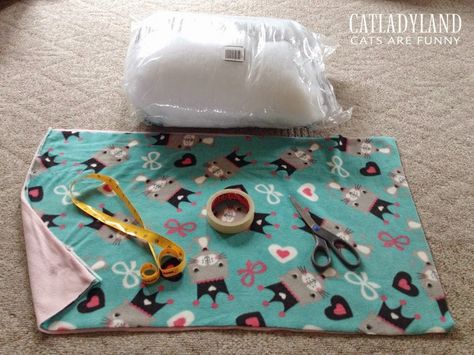 Diy Cat Blanket, No Sew Cat Bed, Cat Sleeping Bag Pattern, Sewing Cat Bed, Diy Cat Bed Easy, Pig Treats, Cat Bed Pattern, Sleeping Bag Pattern, Diy Cat Bed