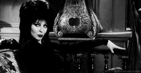 Elvira 1988 Elvira Banner, Elvira Gif, Elvira Costume, Elvira Movies, Black And White Gif, Cassandra Peterson, Vintage Burlesque, Elvira Mistress Of The Dark, Classic Hollywood Glamour