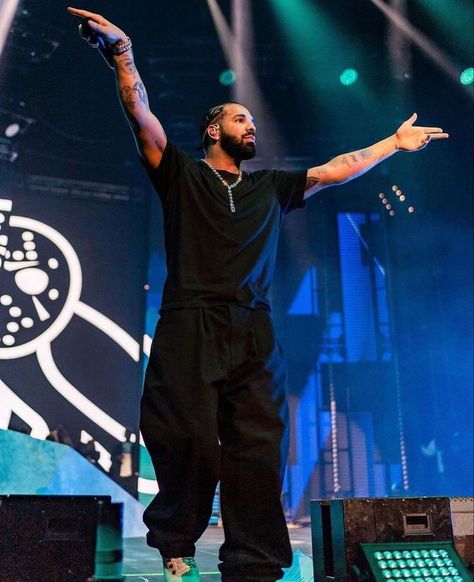 Drake On Stage, Drake Outfits, Drake Outfit, Drake Clothing, Drake Photos, Drake Drizzy, Drake Graham, Aubrey Drake, Blurry Pictures