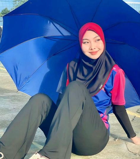 Track Leggings, Seluar Ketat, Modern Hijab Fashion, Muslim Women Fashion, Batik Fashion, Muslim Women Hijab, Muslim Fashion Hijab, Beautiful Muslim Women, Muslim Fashion Outfits