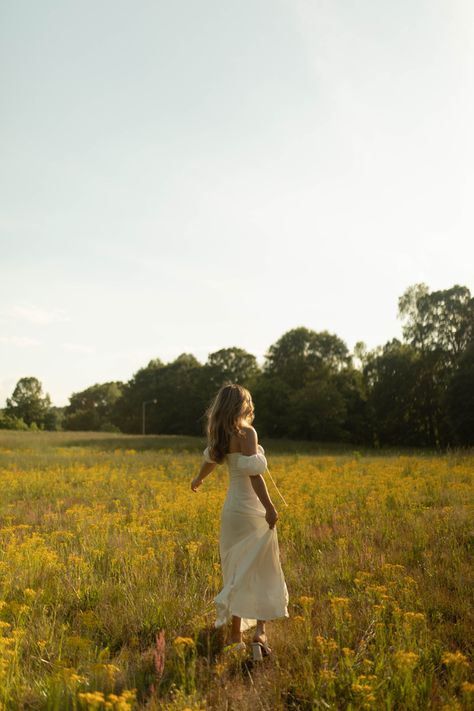 Grassy Field Senior Pictures, Long White Dress Senior Pictures, Field Dress Photoshoot, Dress In A Field Photoshoot, Photoshoot Ideas In Field, Dreamy Field Photoshoot, Senior Pictures In Flowers, Senior Picture Field Posing Ideas, Documentary Senior Pictures