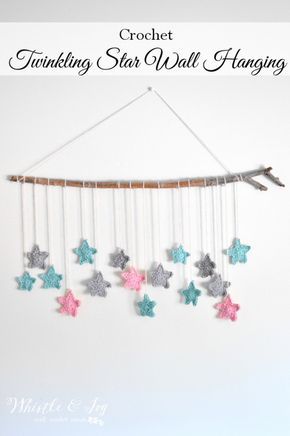 Twinkling Stars Crochet Wall Hanging - Make this pretty and simple wall hanging, perfect for a baby's room. This wall hanging is an awesome weekend project! Stars Crochet, Star Wall Hanging, Crochet Nursery Decor, Crochet Baby Mobiles, Crochet Wall Hanging, Hanging Crochet, Crochet Wall Art, Crochet Bunting, Crochet Hanging