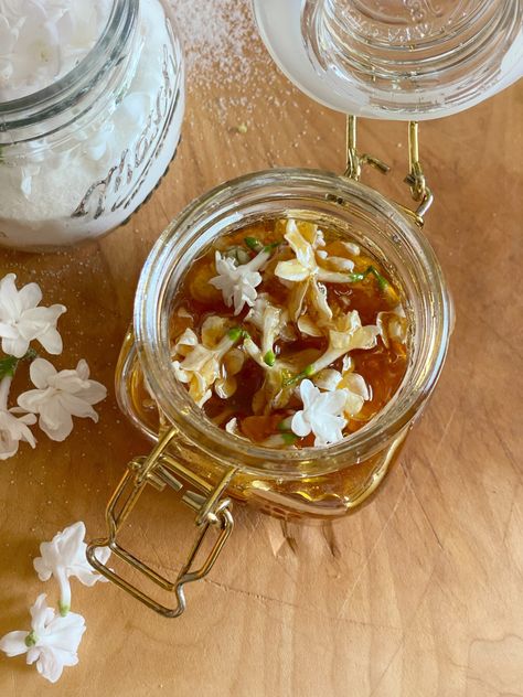 Lilac-infused honey Infused Honey, Lilac Blossom, Sweet Scents, Lilac Color, Diy Cleaning Products, Simple Syrup, Spring Cleaning, Diy Food Recipes, Ingredients Recipes