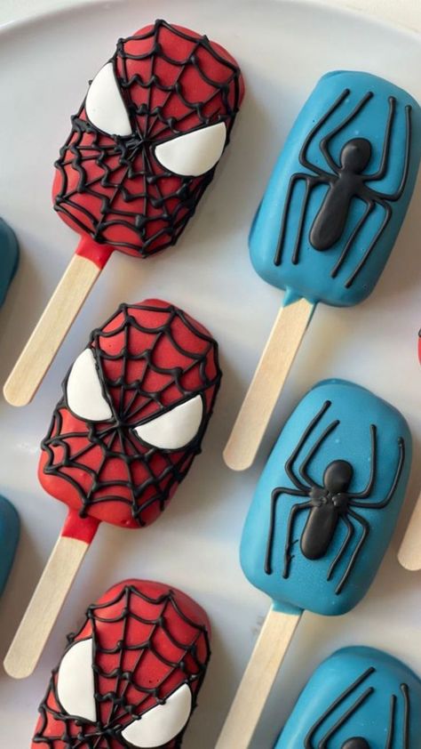 Spider Man Popsicle, Spiderman Chocolate Covered Oreos, Spider Man Cakepop, Spiderman Cake Ideas Spider Man 3rd Birthday, Spiderman Cakepops Ideas, Spider Man Cakesicles, Spider Man Treat Table, Spider Man Birthday Treats, Spiderman Cake Pops Ideas