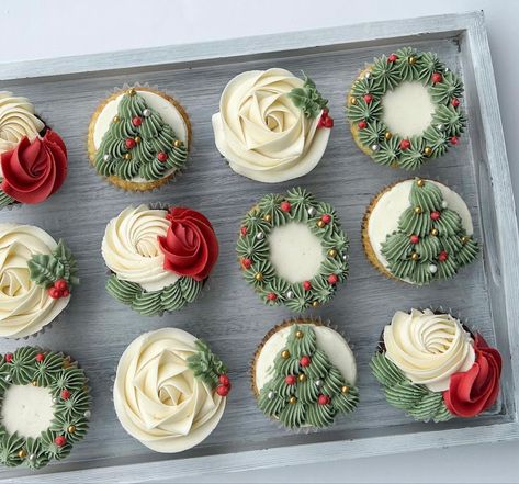 Cupcake Recipes Winter, Christmas Pudding Cupcakes, Festive Cupcakes Christmas, Holiday Cupcake Decorating Ideas, Cupcake Designs Christmas, December Cupcake Flavors, Vintage Christmas Cupcakes, Christmas Cupcake Design, Christmas Cupcakes Elegant