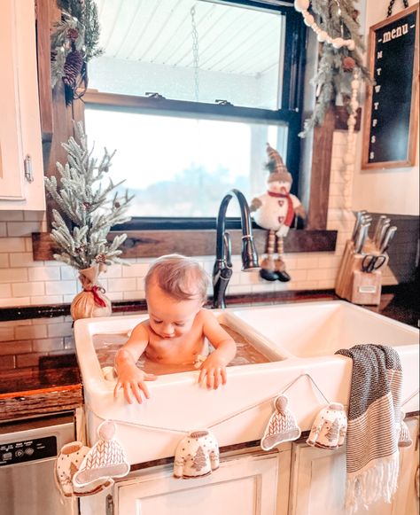 Hot Cocoa Bath Christmas Photos At Home, Hot Chocolate Pictures, Baby Sink Bath, Bath Pics, Coco Baby, Baby Christmas Photos, Bath Photography, Xmas Pictures, Hot Coco