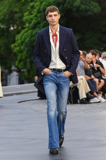 J Press Men, Suit Jacket And Jeans Mens, Suit With Jeans, Suit Jacket With Jeans, Navy Blazer Outfits, Mens Evening Wear, 2023 Menswear Fashion Show, Outfits Hombre, Street Fashion Men Streetwear