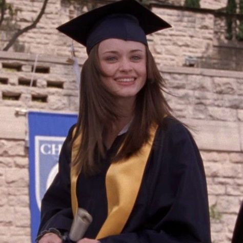 Rory Gilmore Cute Pictures, Rory Journalist, Rory Gilmore Chilton Era, Rory Gilmore Icons Aesthetic, Rory Gilmore Smiling, Rory Gilmore Pictures, People Studying Aesthetic, Literally Me Characters Women, Literally Me In Character