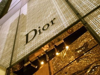 Imagem de dior, gold, and luxury Golden Brunette, Dior Store, Serena Van Der Woodsen, Super Rich Kids, Gold Girl, Gold Aesthetic, Rich Kids, Golden Girl, Store Front