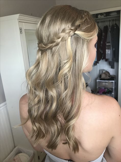 Loose curls braid headband hairstyle Curled Hair With Two Braids Pulled Back, Curled Hair With Braids On Top, Braid Crown With Curls, Conformation Hairstyles Curls, Curled Hair Pulled Back, Tiana Quinceanera, Braid Headband Hairstyle, Whimsical Hairstyles, Hair Braid Headband