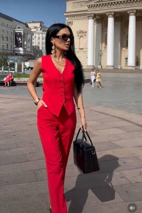 Red Vest Outfit, Stylish Work Attire, Effortlessly Chic Outfits, Classy Casual Outfits, Gowns Of Elegance, Fashion Mistakes, Fashion Line, 10 Pounds, Professional Outfits