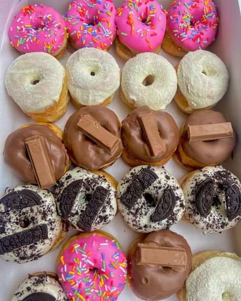 Mini Donuts Flavor Ideas, Mini Donuts With Toppings, Mini Donuts Menu Ideas, Mini Donut Flavors, Decorating Donuts Ideas, Donuts Ideas Decoration, Donut Ideas Decoration, Donuts Toppings Ideas, Donut Toppings Ideas