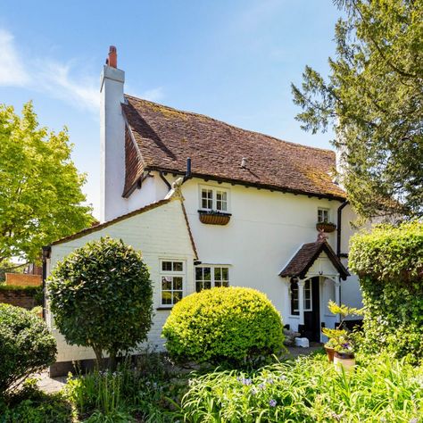 Step inside Shaw Bridge House – an idyllic country home in Berkshire English Homes Interiors, English Cottage Style Kitchen, English Country Farmhouse, English Farmhouse Kitchen, British Cottage Interior, Farmhouse Backyard, Diy Farmhouse Ideas, Modern Farmhouse Furniture, British Cottage