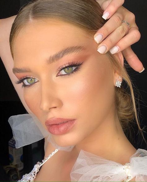 Green Eyes Blonde Hair, Blonde Green Eyes, Makeup Over 40, Green Makeup, Youtube Makeup, Nude Makeup, Creative Makeup Looks, Wedding 2024, Glowy Makeup