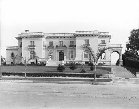 Old Hollywood Mansions | Guasti Mansion | Old Hollywood | Pinterest Hollywood Mansion Exterior, Hollywood Mansion Floor Plan, Hollywood Regency Exterior, Old Hollywood Mansion, Old Hollywood Homes, Future Mansion, Hollywood Mansion, Architecture Traditional, Mansion Exterior