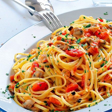 Healthy Linguine Recipes, Italian Linguine Recipes, Linguini Pasta Recipes, Linguine Sauce, Linguine Pasta Recipes, Linguini Recipes, Linguini Salad, Tomato Linguine, Linguini Pasta