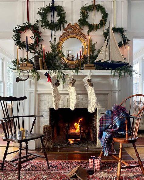 Christmas In New England, New England Christmas Aesthetic, New England Christmas Decor, Nantucket Christmas, New England Decor, New England Interior, England Farmhouse, Tiny Cottages, New England Christmas