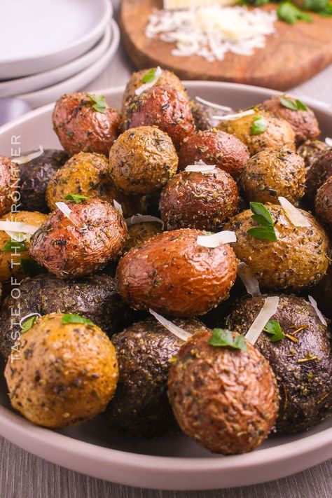 Smoked Potatoes are not only delicious with that deep smoky flavor, but they are easy to make too. A perfect pairing for any meal! Smoked Baby Potatoes, Smoked Potatoes, Smoked Oysters, Quick Side Dishes, Smoked Ribs, Potato Sides, Side Dish Recipes Easy, Potato Skins, Smoker Recipes