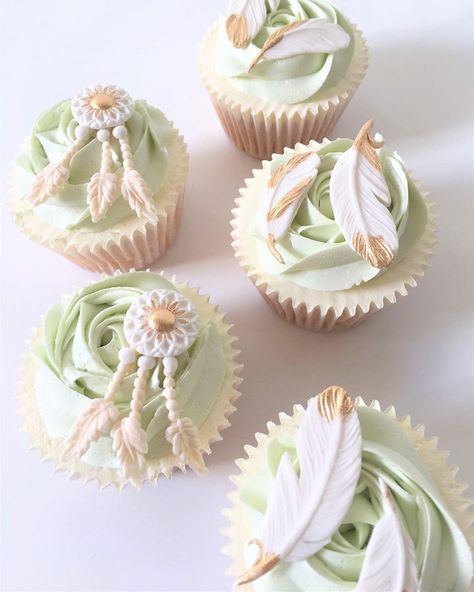 Boho Cupcakes Boho Wedding Cakes, Boho Cupcakes, School Baking, Dreamcatcher Feathers, One Tier Cake, Boho Wedding Cake, Adventure Baby Shower, Rustic Boho Wedding, Classic Wedding Cake